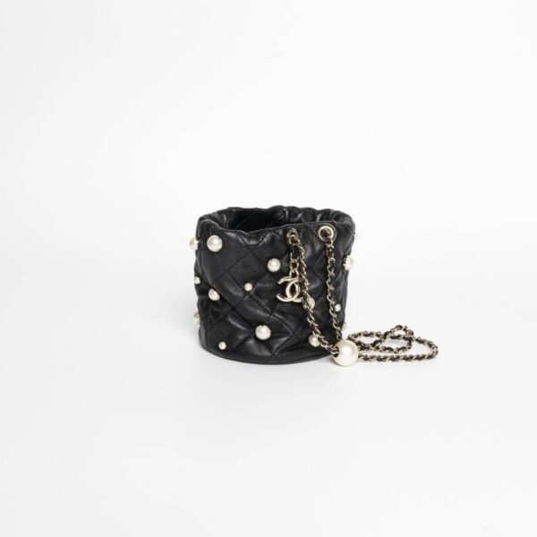 Chanel Mini Pearl Bucket Beuteltasche Lambskin schwarz mit Perlen