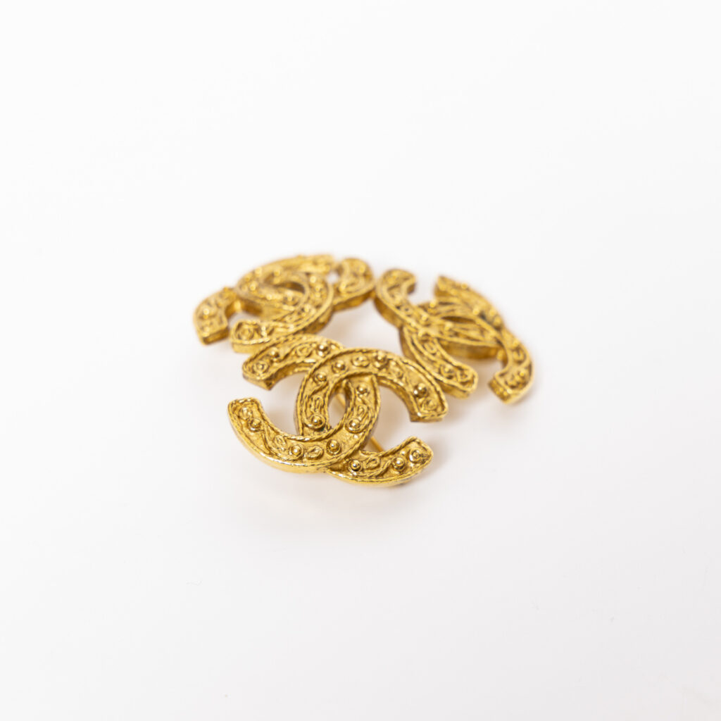 Broche Chanel plaquée or CC Triple Vintage