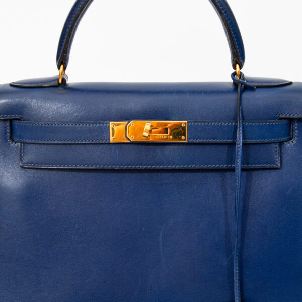 Hermès Kelly 28 Box handbag in blue calf leather with gold hardware