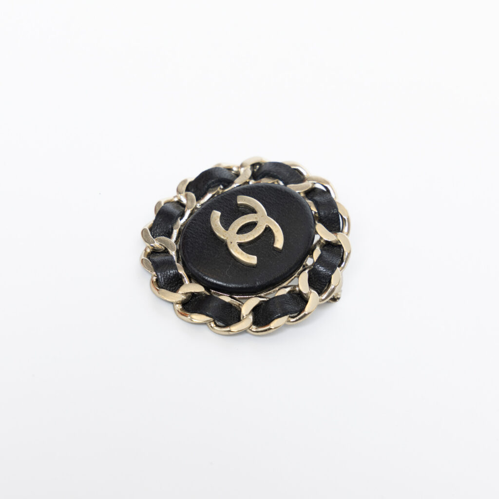 Broche Chanel en cuir noir