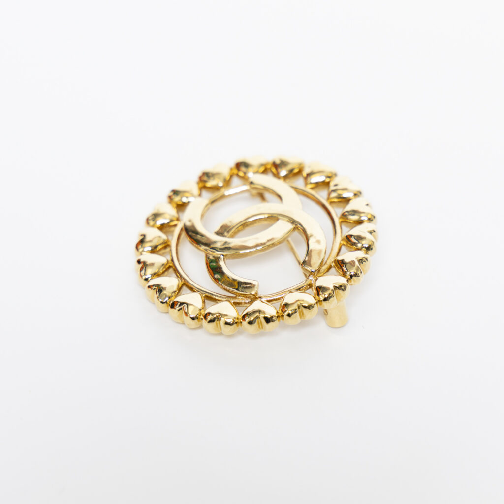 Broche Chanel motif cœur CC