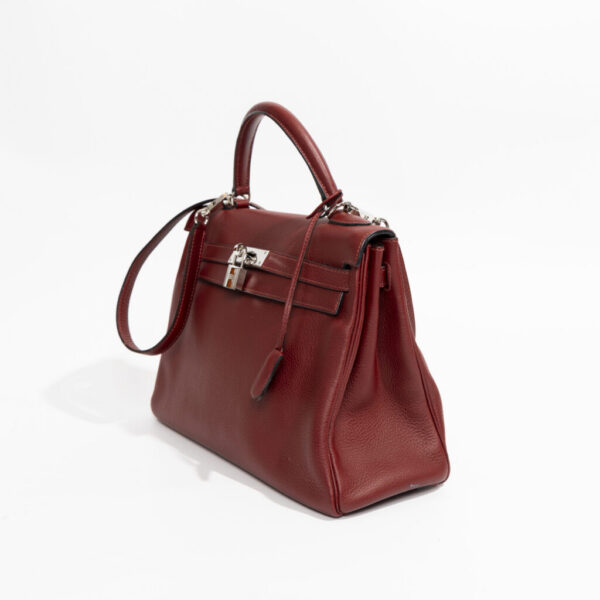 Bolso Hermès Kelly 32 Taurillon Clemence Rouge H con herrajes plateados