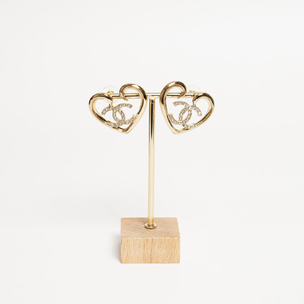 Boucles d'oreilles Chanel en forme de cœur avec cristaux CC, ornées de clous d'oreilles dorés