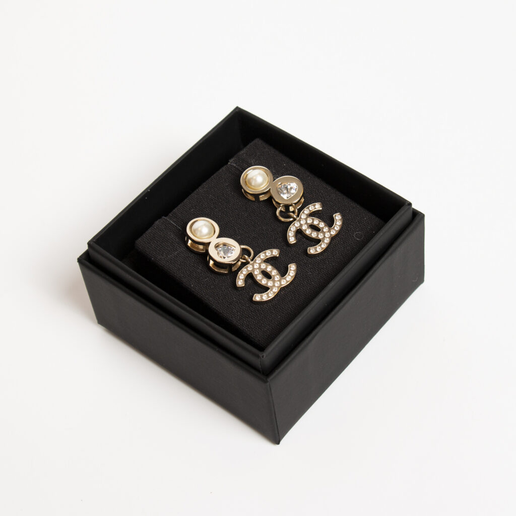 Chanel CC Ohrstecker mit Kristall Herz und Perle