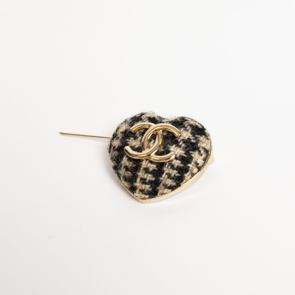 Broche cœur Chanel en tweed noir et beige