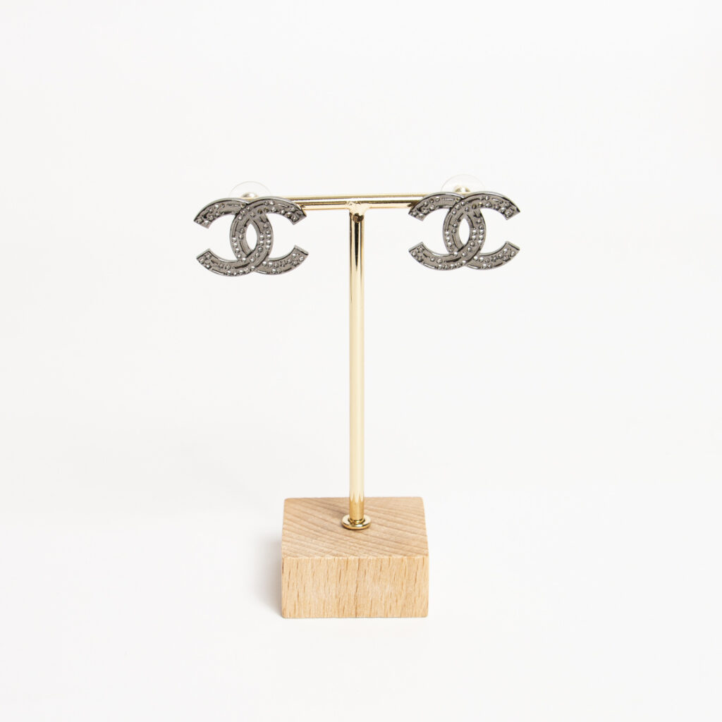 Boucles d'oreilles Chanel CC, puces d'oreilles, modèle perforé noir orné de cristaux