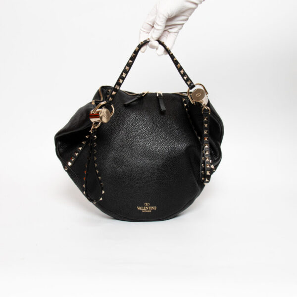 Bolso hobo Valentino Rockstud de piel negra con tachuelas