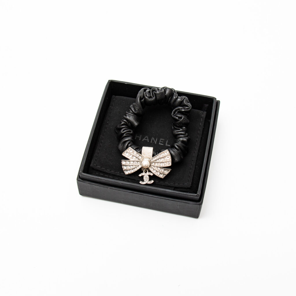 Chanel Scrunchie Haargummi Coco Mark Ribbon A22P Leder Schwarz Mit Silberner Hardware