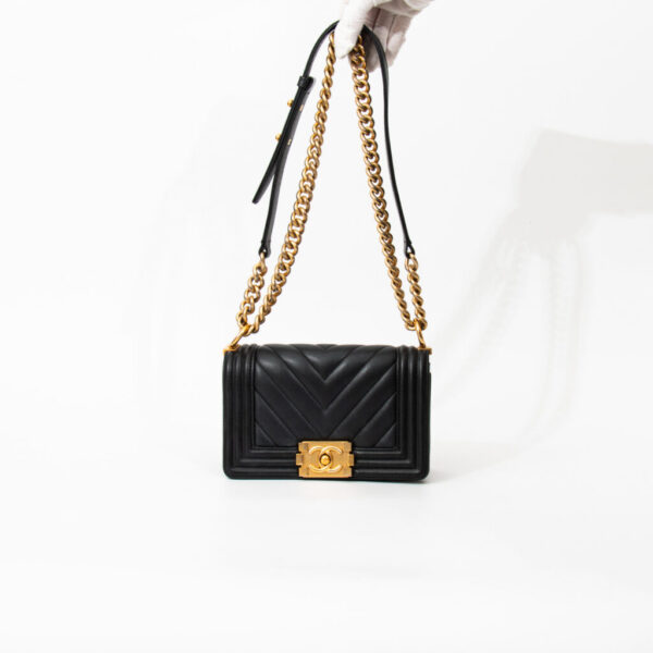 Sac Chanel Boy petit modèle en cuir d'agneau noir, collection 2019-2020, référence 28769801