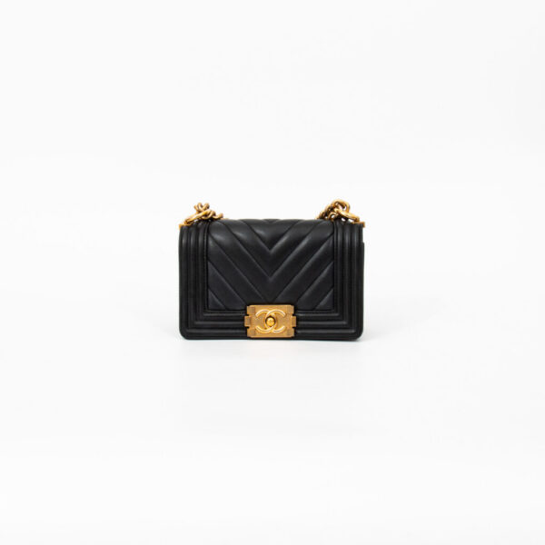 Sac Chanel Boy petit modèle en cuir d'agneau noir, collection 2019-2020, référence 28769801