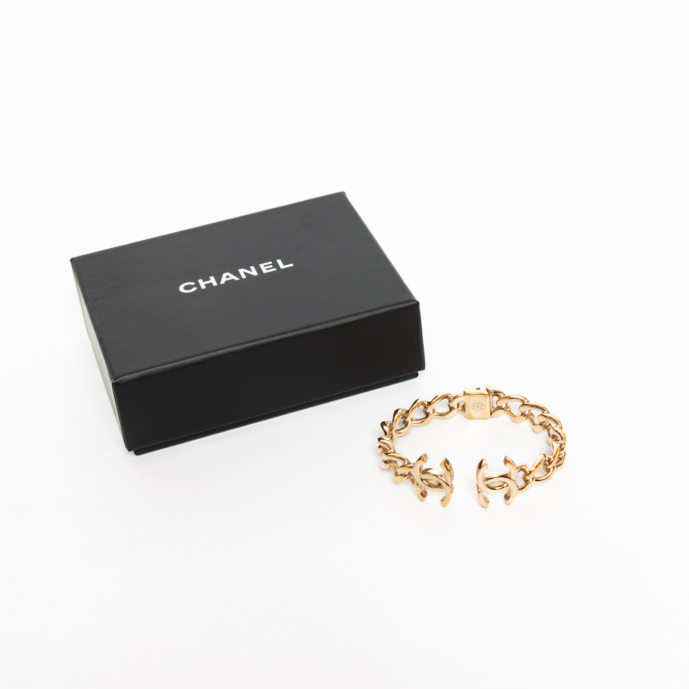 Chanel Coco Mark Armband Bangle Gold – the luxury cabinet