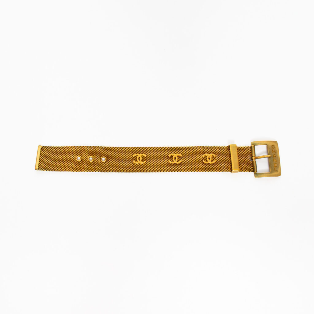 Pulsera ancha dorada con logo Coco Mark de Chanel