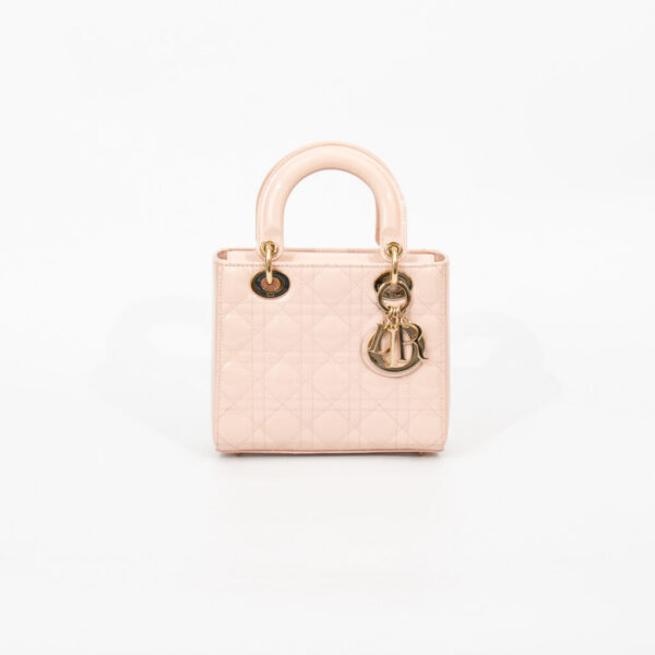 Sac Dior Lady Small en cuir verni rose avec finitions dorées claires