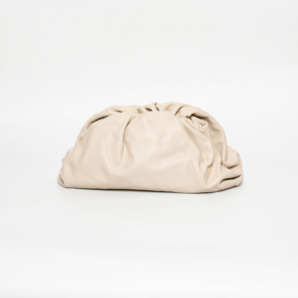 Pochette Bottega Veneta grand modèle, blanc cassé