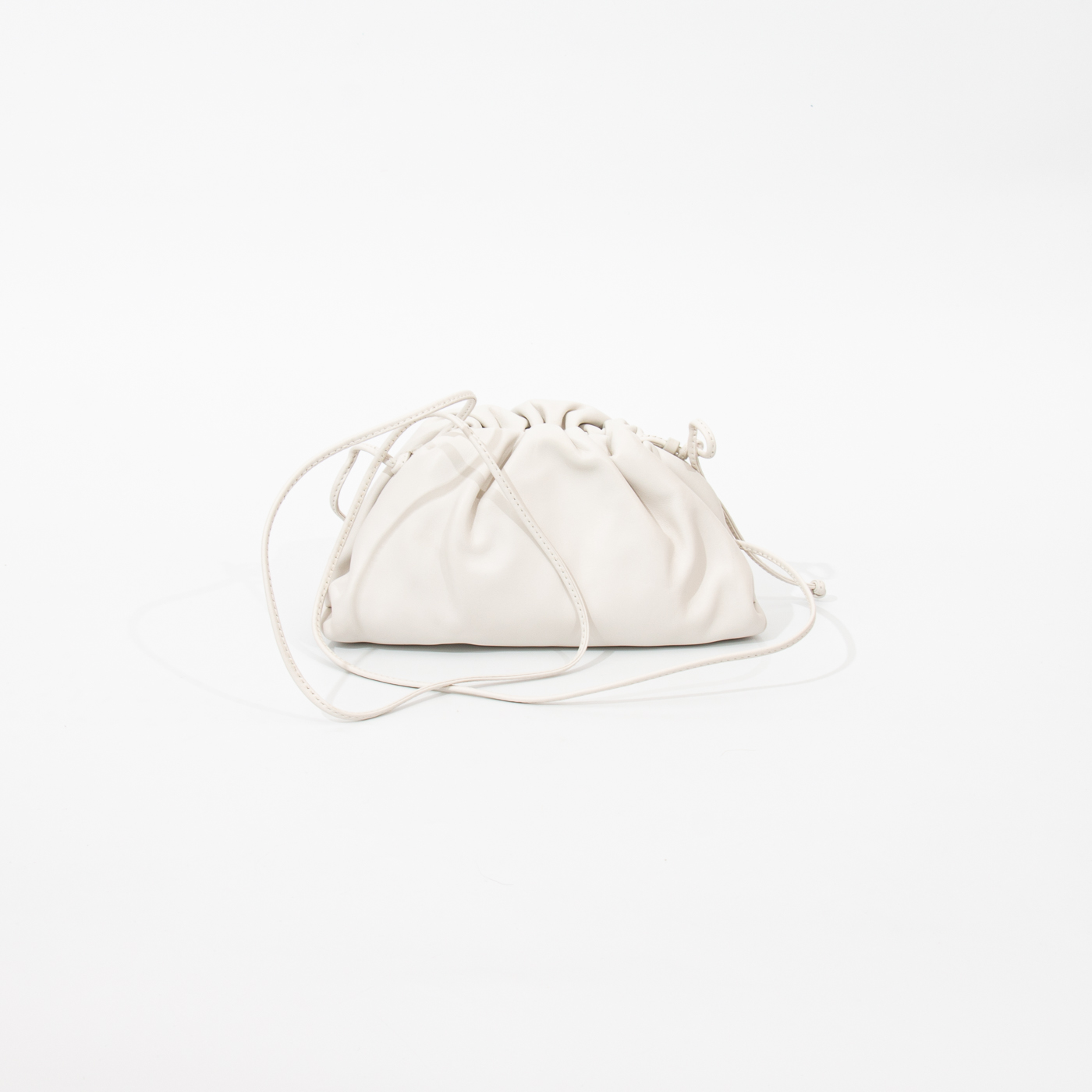 BOTTEGA VENETAミニ ホワイトラムスキン Pouch20*13cm Bottega Veneta White Calfskin Mini Pouch | myGemma | Item #120598