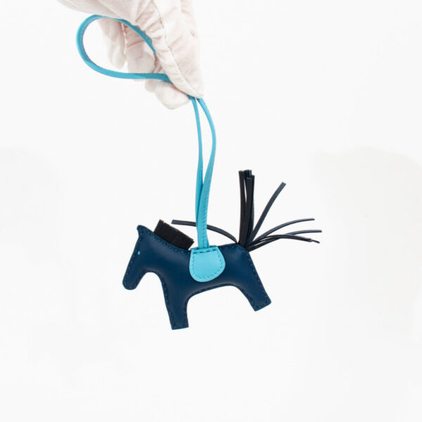 Breloque pour sac Hermès Rodeo PM Pégase bleu marine et bleu clair