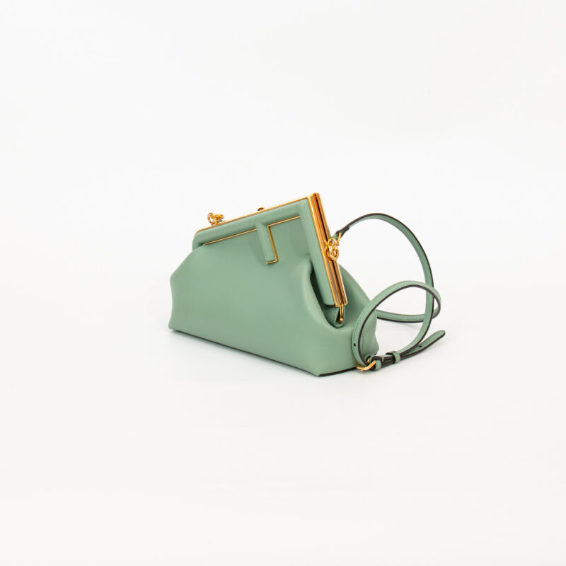 Fendi First Small Schultertasche in Mint Grün mit Gold – Bild 3