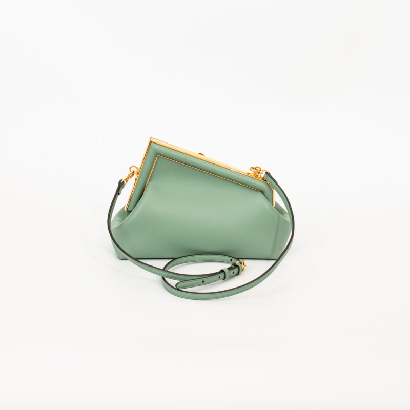 Fendi First Small Schultertasche in Mint Grün mit Gold – Bild 4