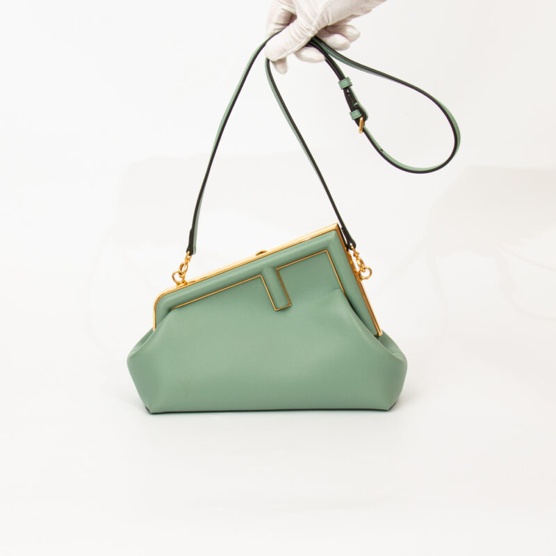Fendi First Small Schultertasche in Mint Grün mit Gold – Bild 6