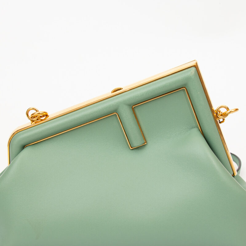 Fendi First Small Schultertasche in Mint Grün mit Gold – Bild 7