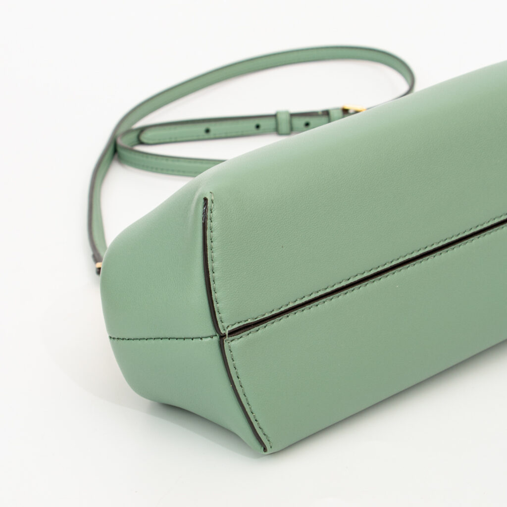 Fendi First Small Schultertasche in Mint Grün mit Gold