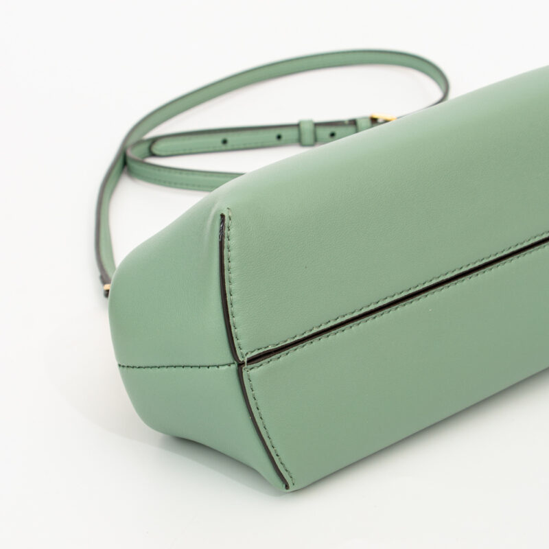 Fendi First Small Schultertasche in Mint Grün mit Gold – Bild 8