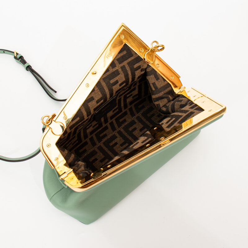 Fendi First Small Schultertasche in Mint Grün mit Gold – Bild 9