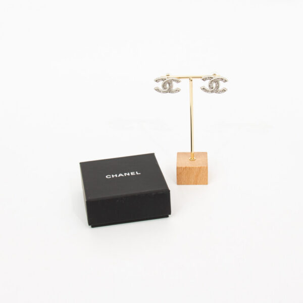 Chanel CC Logo Studs in Large Silber mit Kristallen und Weiß