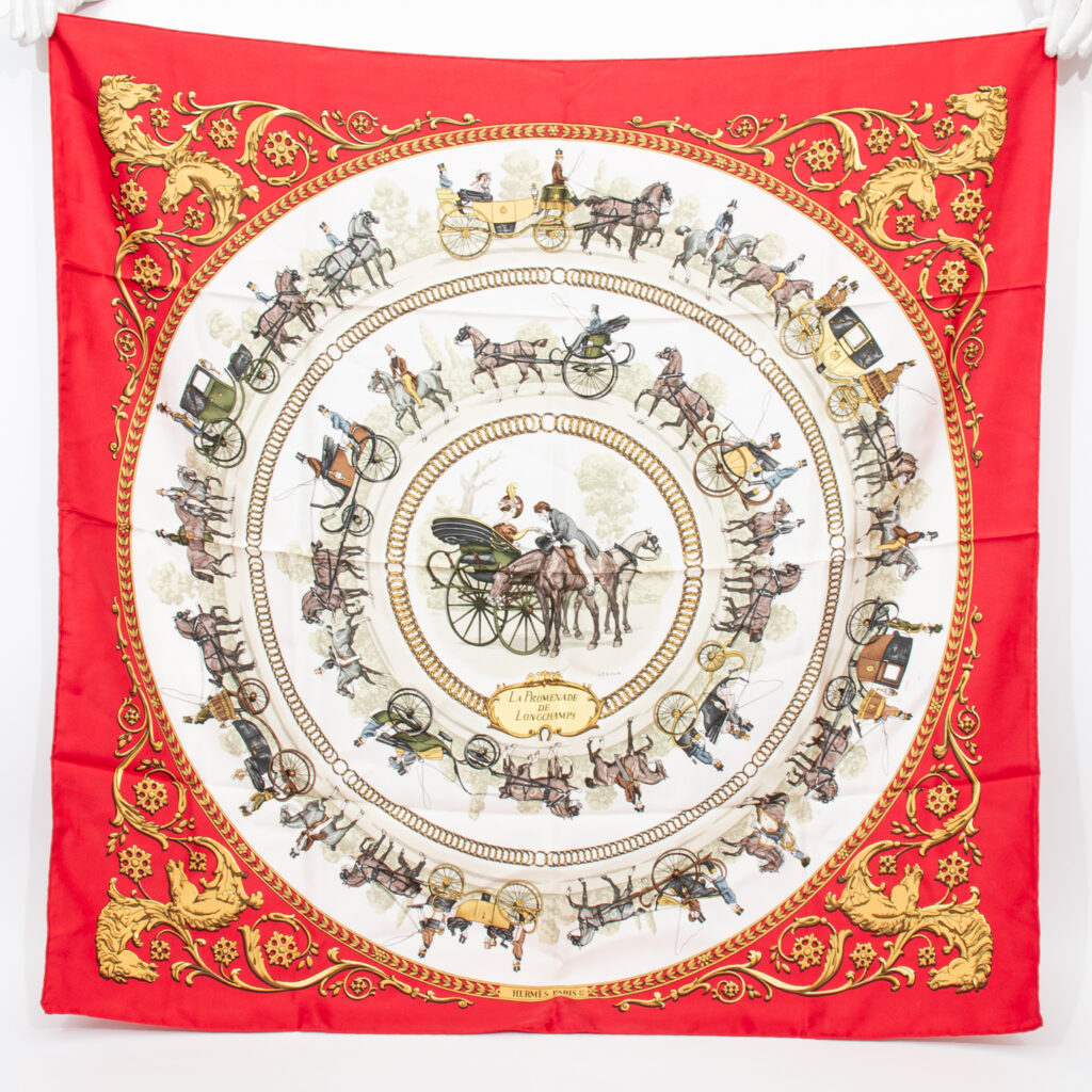 Hermès Carré 90 La Promenade de Longchamp Tuch Seide Rot