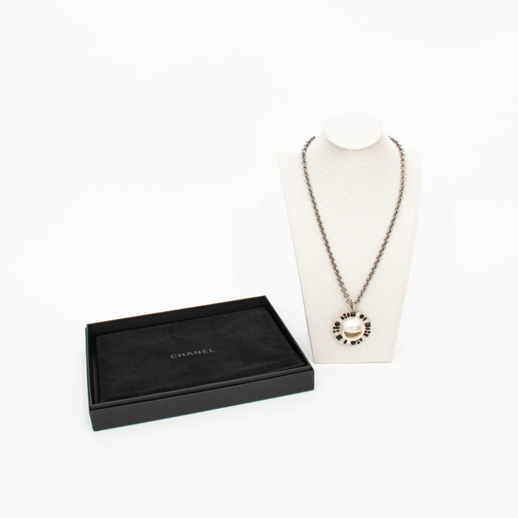 Chanel Chanel Smiley CC Halskette Silberfarben mit Kristallen