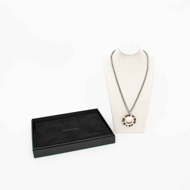 Chanel Chanel Smiley CC Halskette Silberfarben mit Kristallen – Bild 1