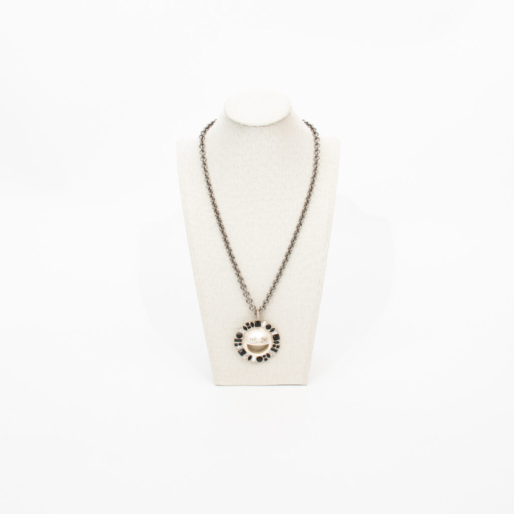Chanel Chanel Smiley CC Halskette Silberfarben mit Kristallen
