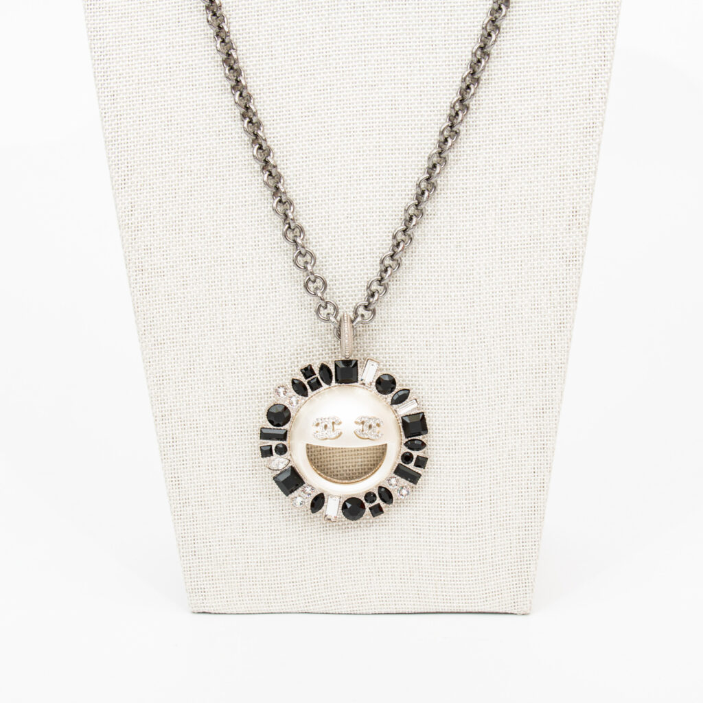 Chanel Chanel Smiley CC Halskette Silberfarben mit Kristallen