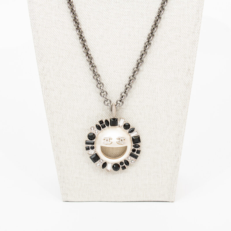 Chanel Chanel Smiley CC Halskette Silberfarben mit Kristallen – Bild 3