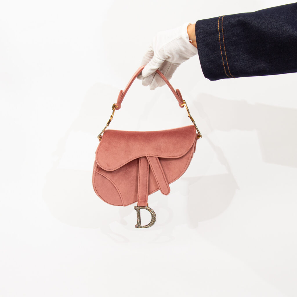 Dior Saddle Bag Mini aus Samt Rosé mit Kristallen