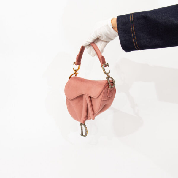 Sac Dior Saddle Mini en velours rose orné de cristaux