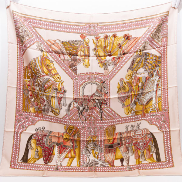 Hermès Tuch Seide Carré 90 La Danse Du Cheval Marwari In Rosa