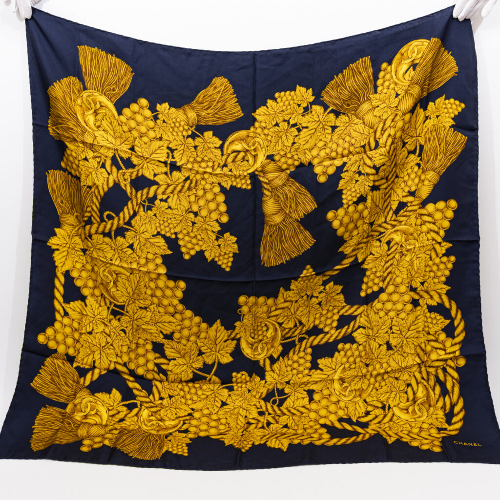 Pañuelo de seda Chanel Coco Mark, color azul marino y amarillo