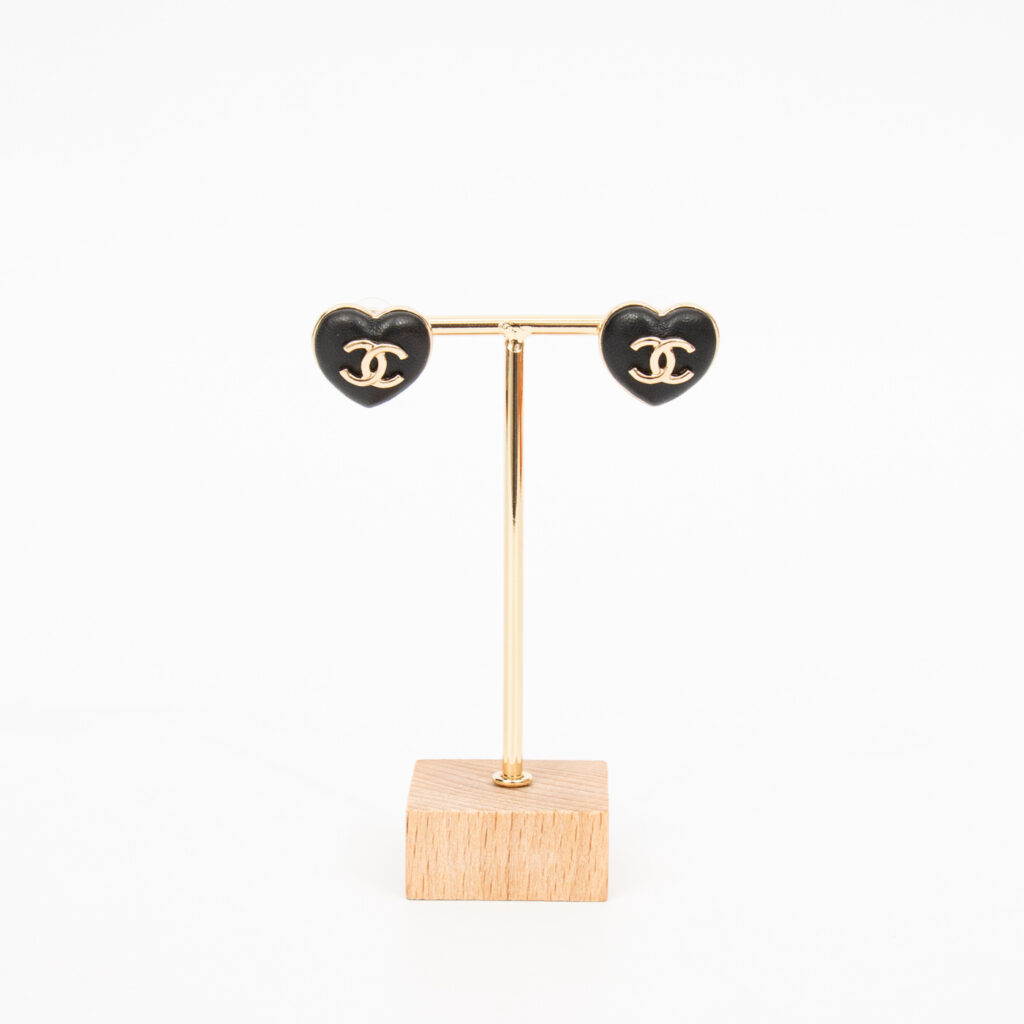 Pendientes Coco Mark Hearts de Chanel, de piel, negros