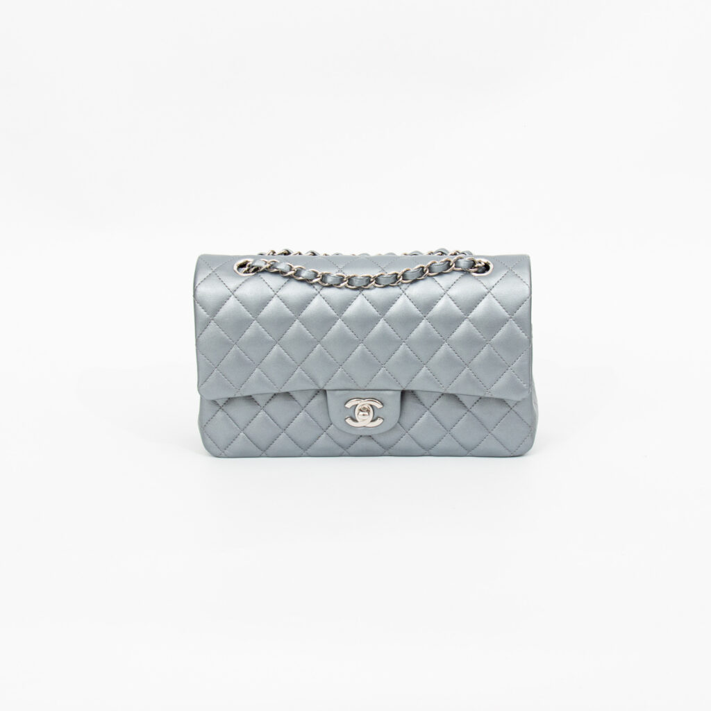 Chanel Timeless Double Flap Medium Hellblau-grau Irisierend Tasche