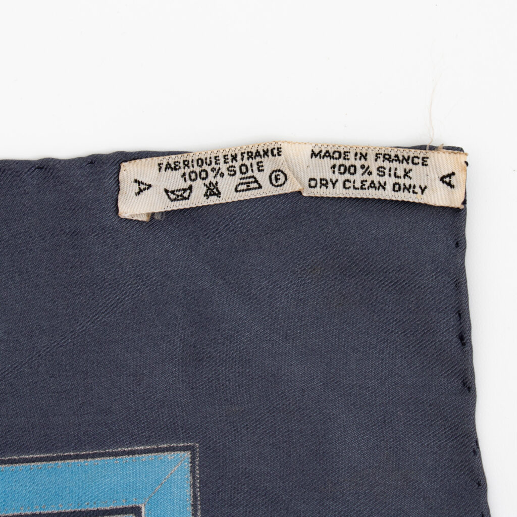Hermès Seidenschal Carré 90 Grande Tenue Blau