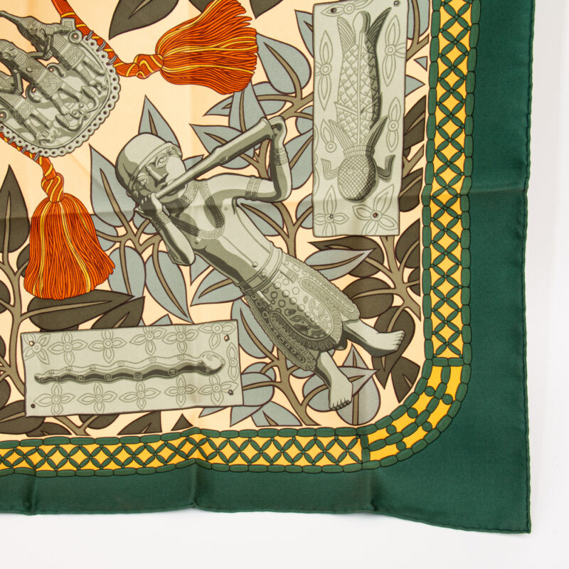 Hermès Seidenschal Carré 90 Tresor Royal Du Benin Grün – Bild 3