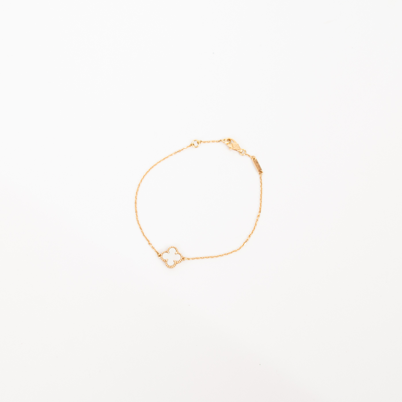 Bracelet Van Cleef & Arpels Sweet Alhambra en or et nacre, motif trèfle – Image 3