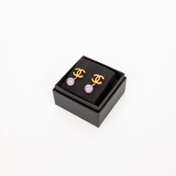Boucles d'oreilles Chanel CC dorées avec pendentifs boules roses Automne/Hiver 2013