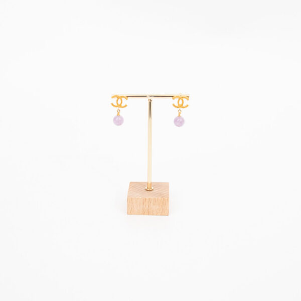 Boucles d'oreilles Chanel CC dorées avec pendentifs boules roses Automne/Hiver 2013