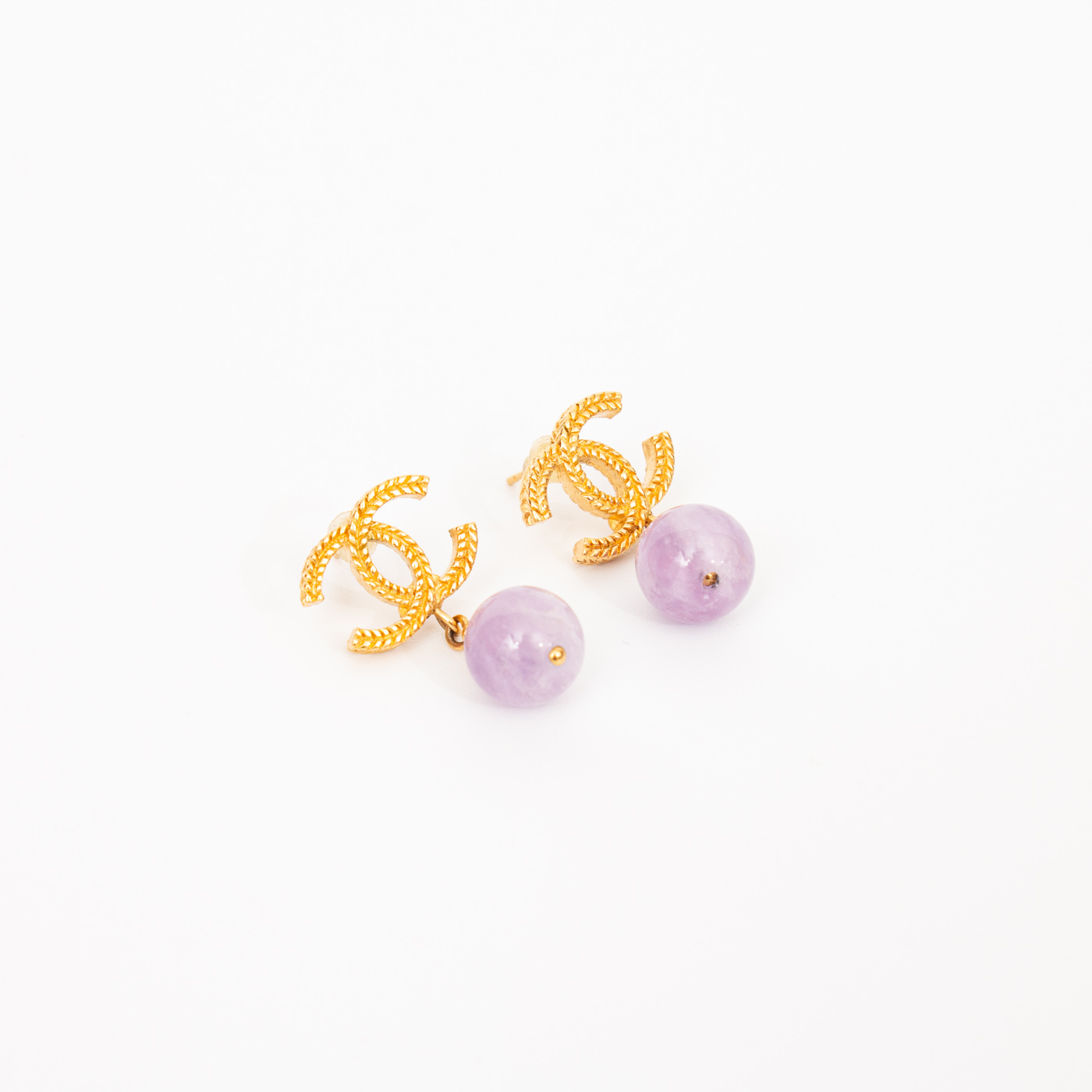 Boucles d'oreilles Chanel CC dorées avec pendentifs boules roses Automne/Hiver 2013 – Image 3