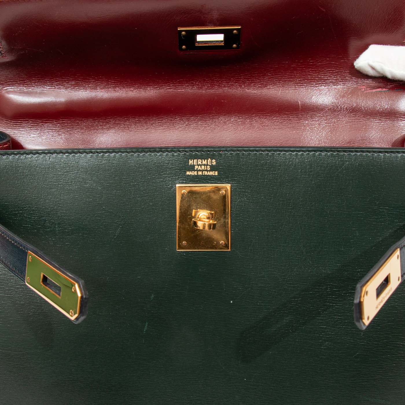 Hermès Kelly 32 Tricolor Box handbag in red calf leather with gold hardware, 1982 – Image 11