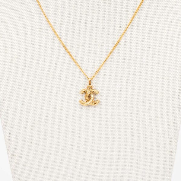 Collier Chanel Vintage Coco Mark, pendentif CC plaqué or, 41 cm