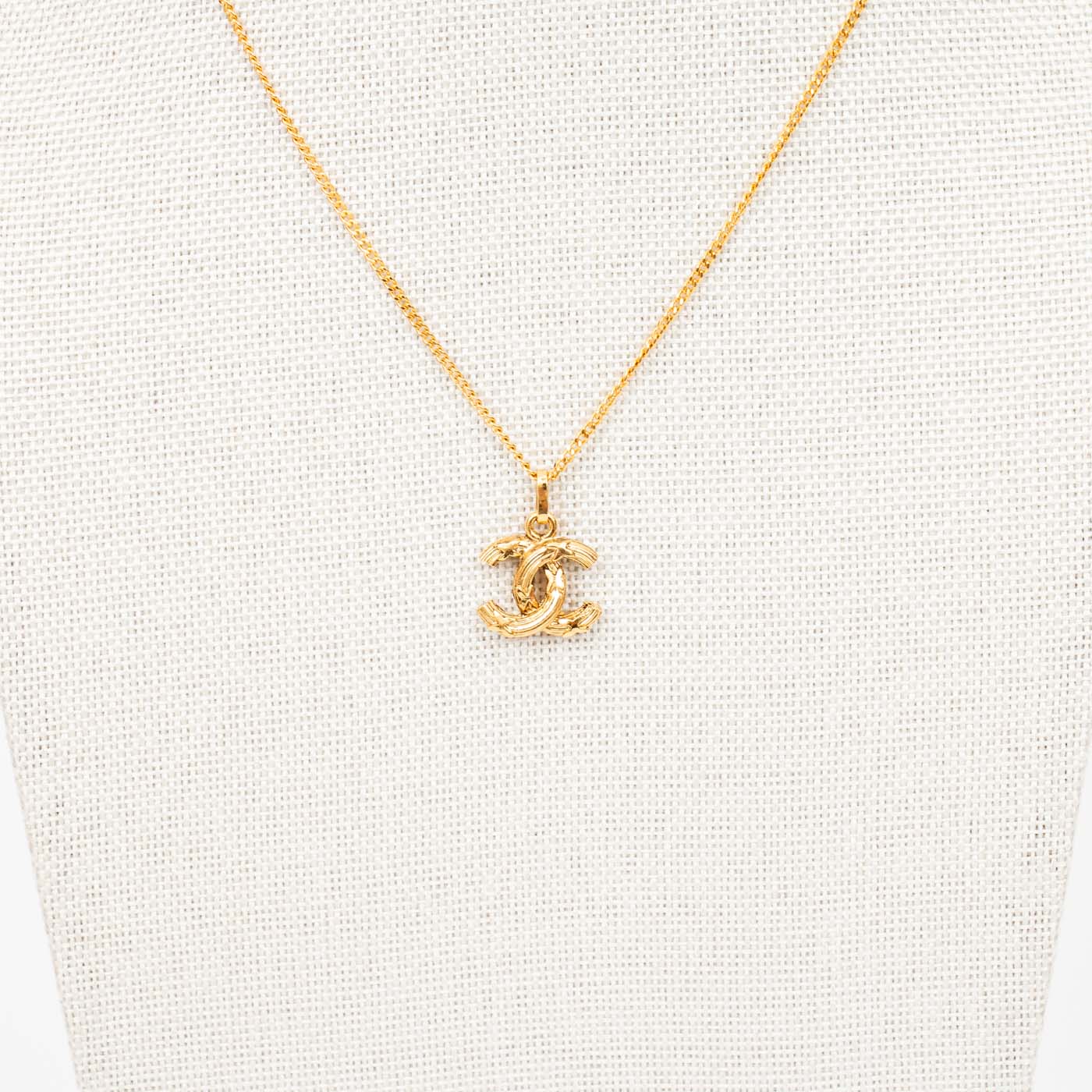Collier Chanel Vintage Coco Mark, pendentif CC plaqué or, 41 cm – Image 2