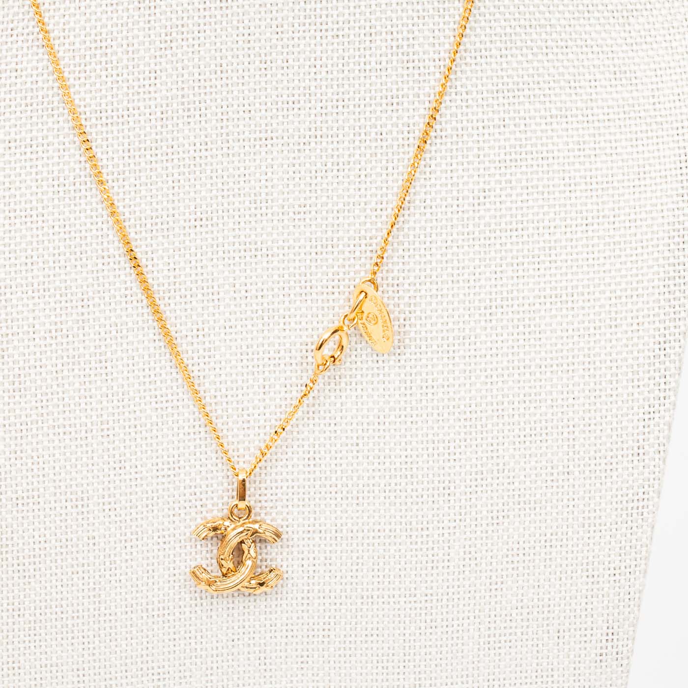 Collier Chanel Vintage Coco Mark, pendentif CC plaqué or, 41 cm – Image 3